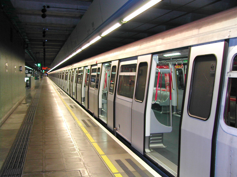 HK MTR ChaiWan TrainWaiting 2003Jan17